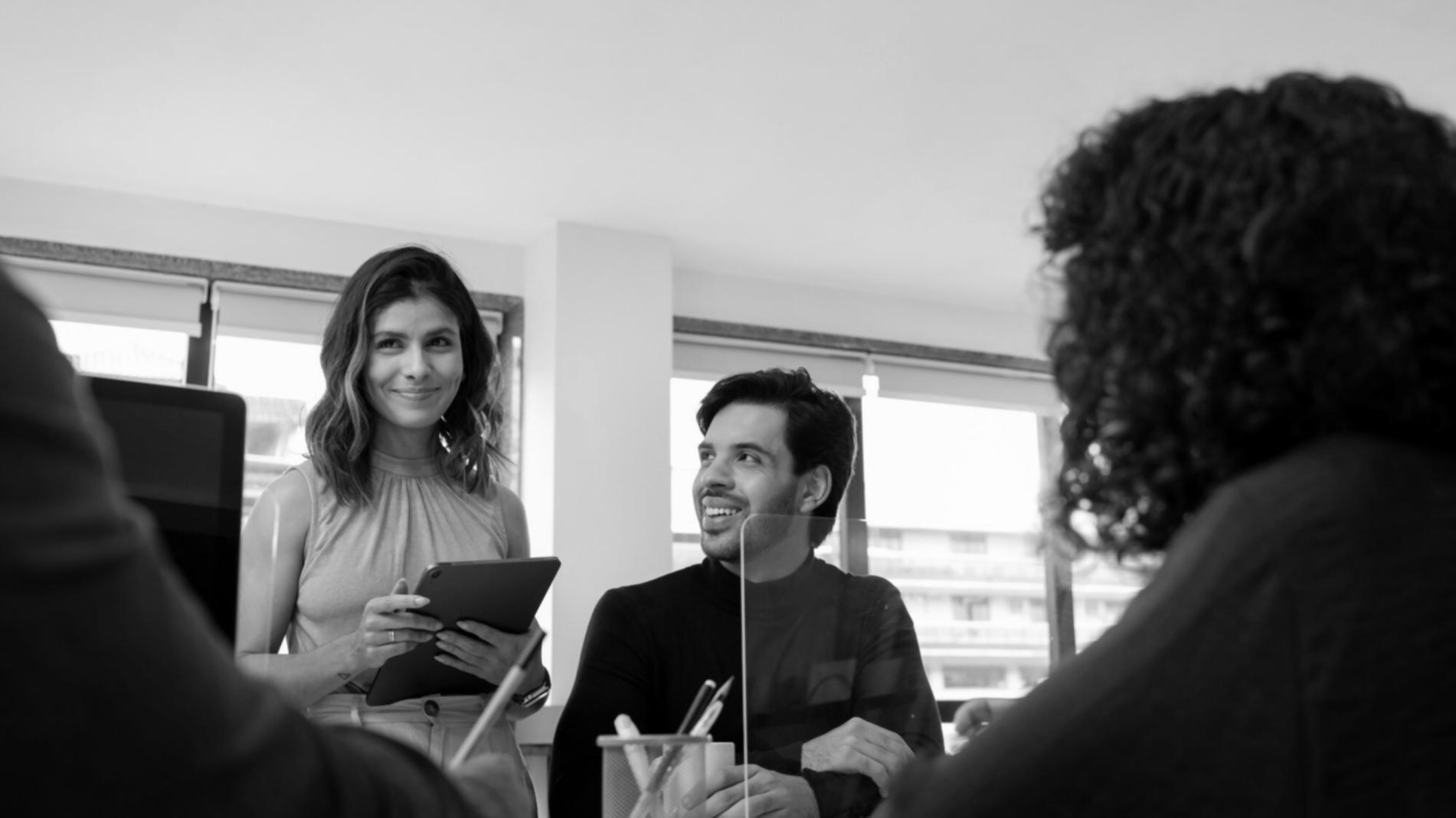 Materiales y documentos de análisis financiero sobre una mesa de trabajo